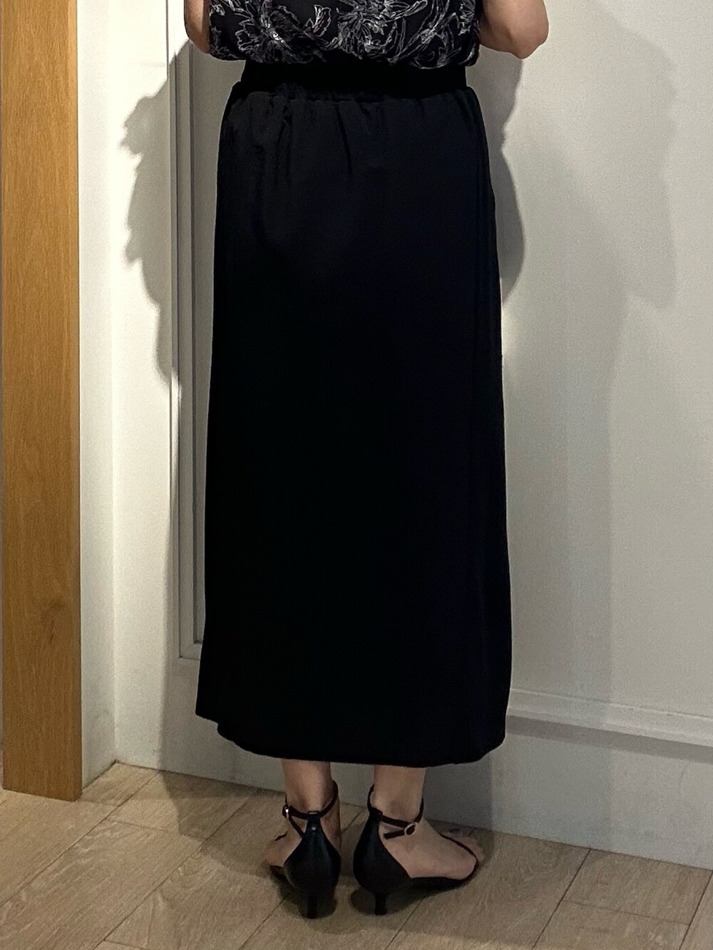 ブラック系のシャツ/ブラウス、ブラック系のスカート、ベージュ系のノーカラージャケットを着用したレディースの夏コーディネートの9枚目の写真