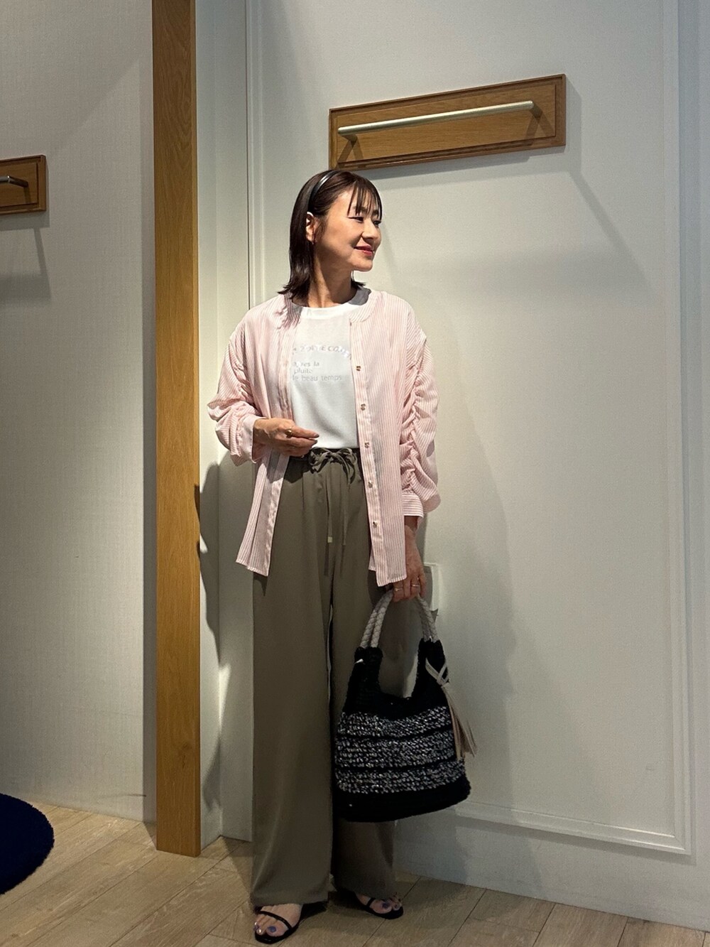「白Tシャツ、シアートップス、夏コーデ、シャツスタイル、お出かけコーデ、休日スタイル、カラーコーデ、夏ファッション、楽チンコーデ、きれいめコーデ、レディースファッション、ストライプシャツ、低身長コーデ、低身長女子、40代ファッション」｜「NOLLEY'S LIGHTのシアー細ストライプギャザースリーブブラウス（シャツ/ブラウス、イエロー系）」を使った、daimonさん（レディース・154cm）の夏コーディネートの4枚目の写真