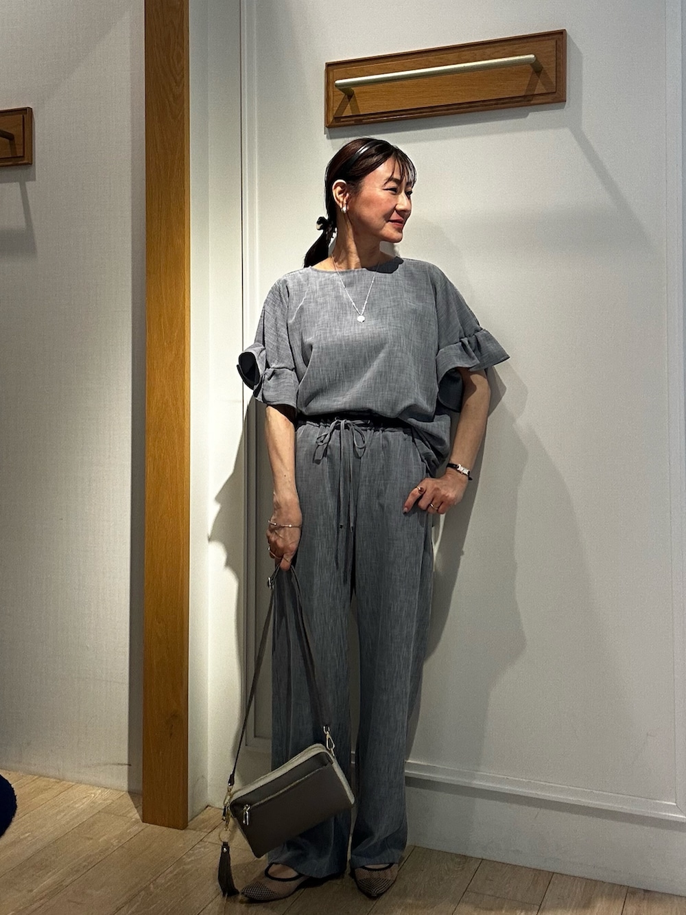 ブルー系のシャツ/ブラウス、ブルー系のその他パンツ、ホワイト系のブルゾンを着用したレディースの春コーディネートの5枚目の写真