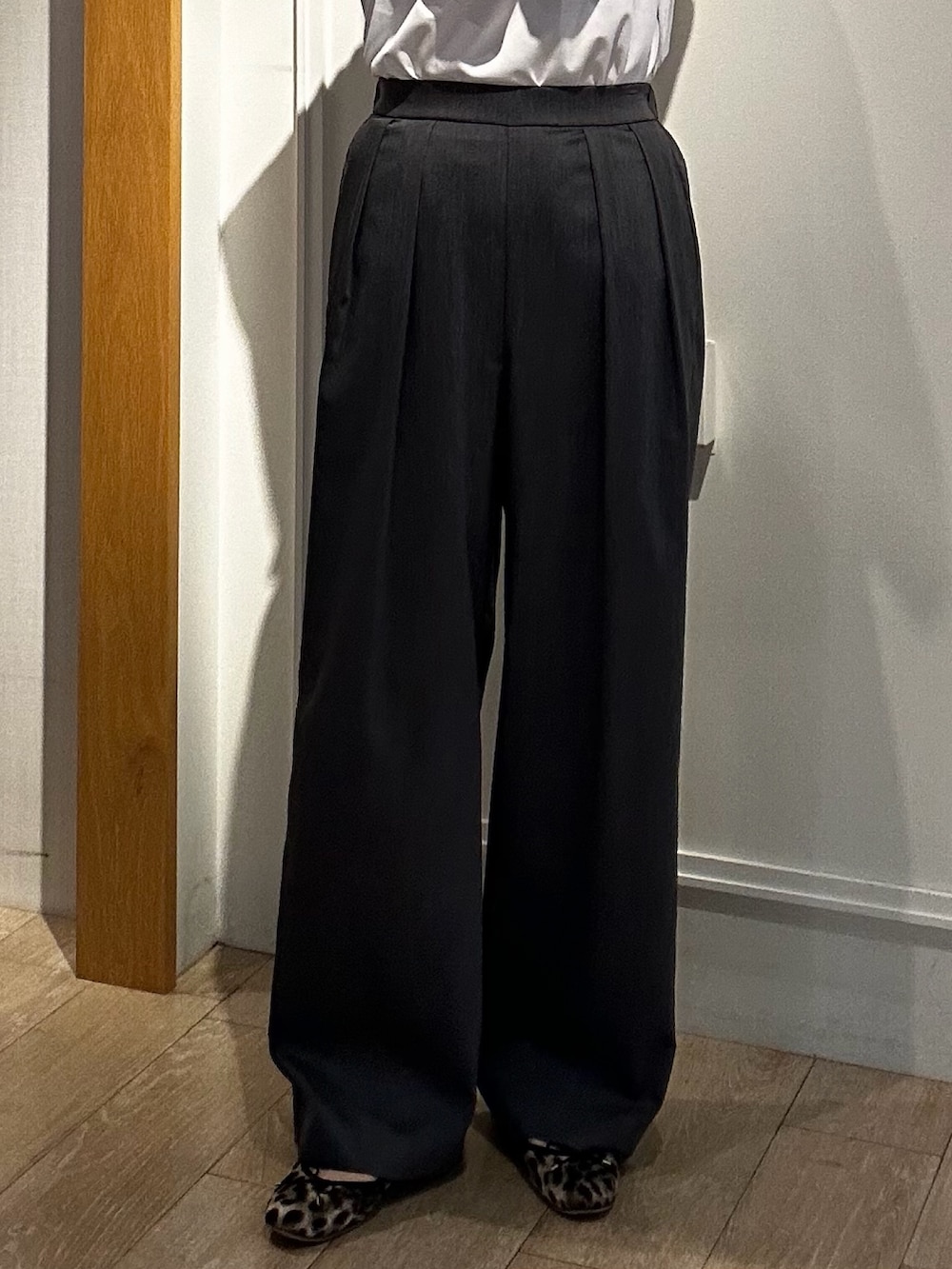 ホワイト系のTシャツ/カットソー、グレー系のその他パンツ、ベージュ系のカーディガン/ボレロを着用したレディースの夏コーディネートの9枚目の写真