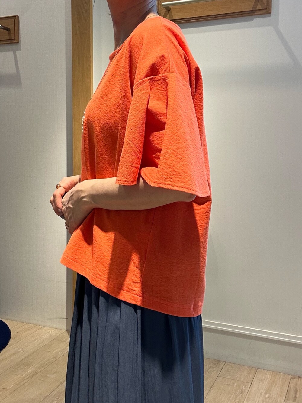 オレンジ系のTシャツ/カットソー、ブルー系のその他パンツを着用したレディースの夏コーディネートの8枚目の写真