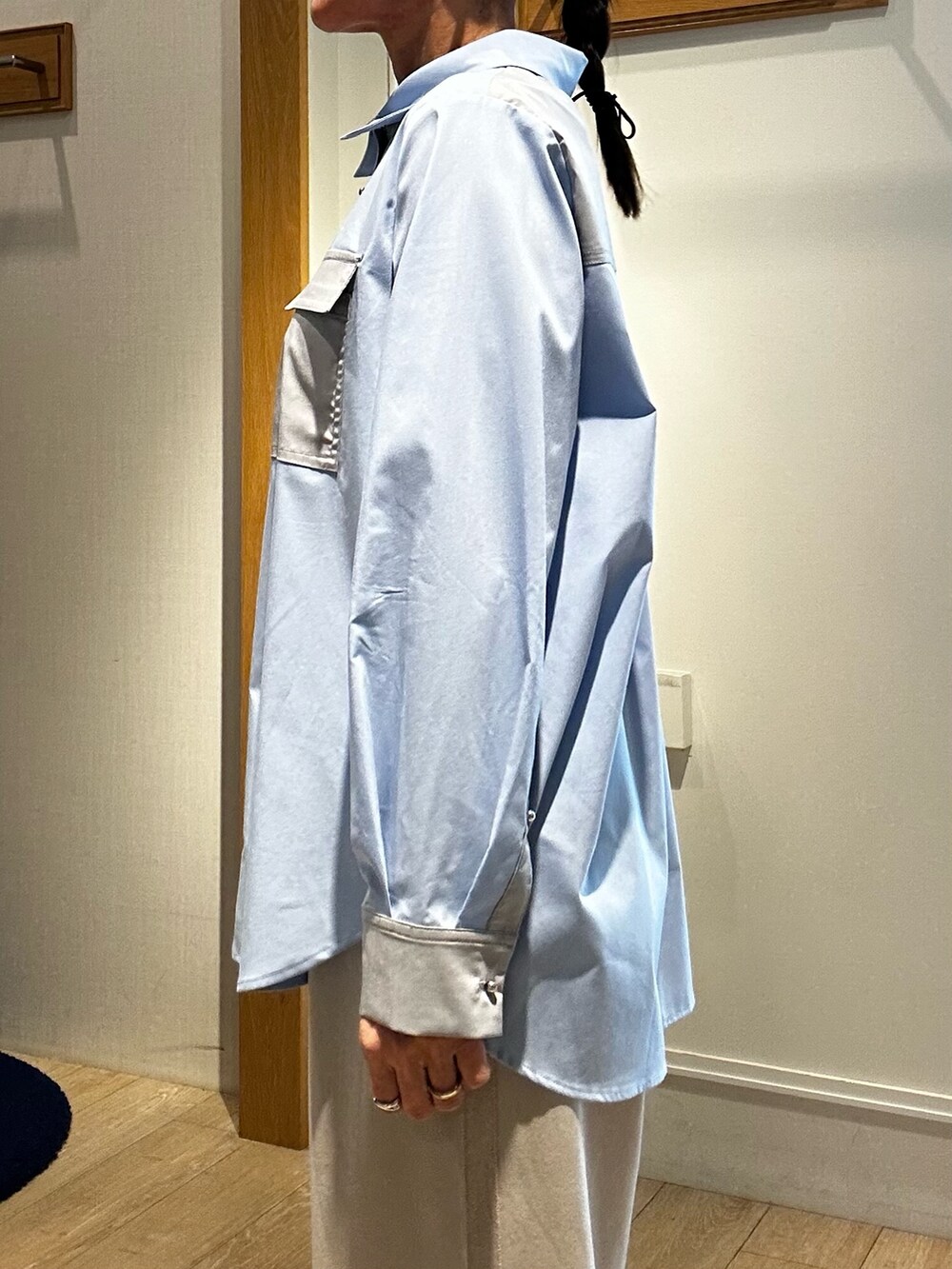 ブルー系のシャツ/ブラウス、ベージュ系のその他パンツ、ブルー系のその他アウターを着用したレディースの春コーディネートの5枚目の写真