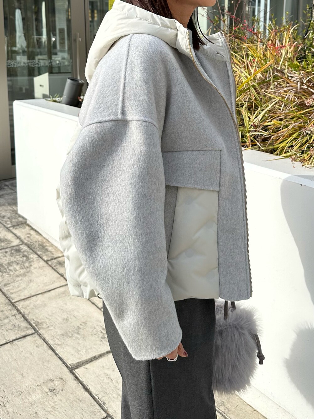 グレー系のその他アウター、オレンジ系のニット/セーターを着用したレディースの冬コーディネートの4枚目の写真