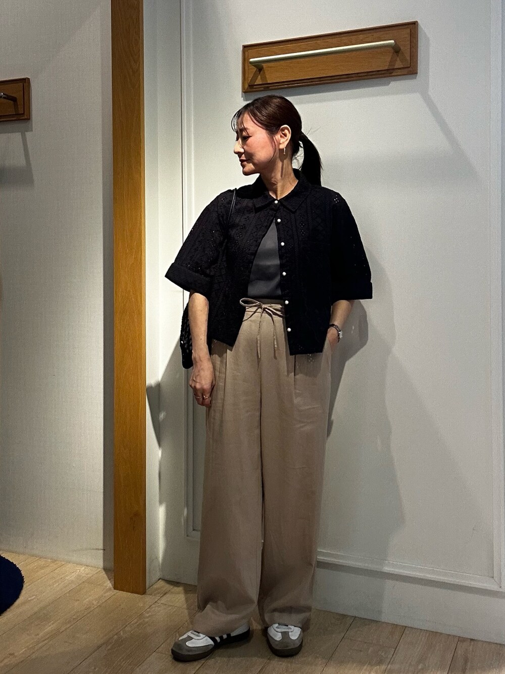 ブラック系のシャツ/ブラウス、グレー系のTシャツ/カットソー、ベージュ系のその他パンツを着用したレディースの春コーディネートの5枚目の写真