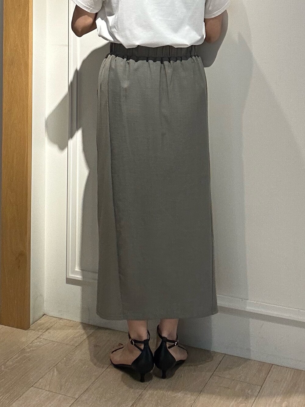 グリーン系のスカート、ホワイト系のTシャツ/カットソー、ブラック系のボストンバッグを着用したレディースの夏コーディネートの8枚目の写真