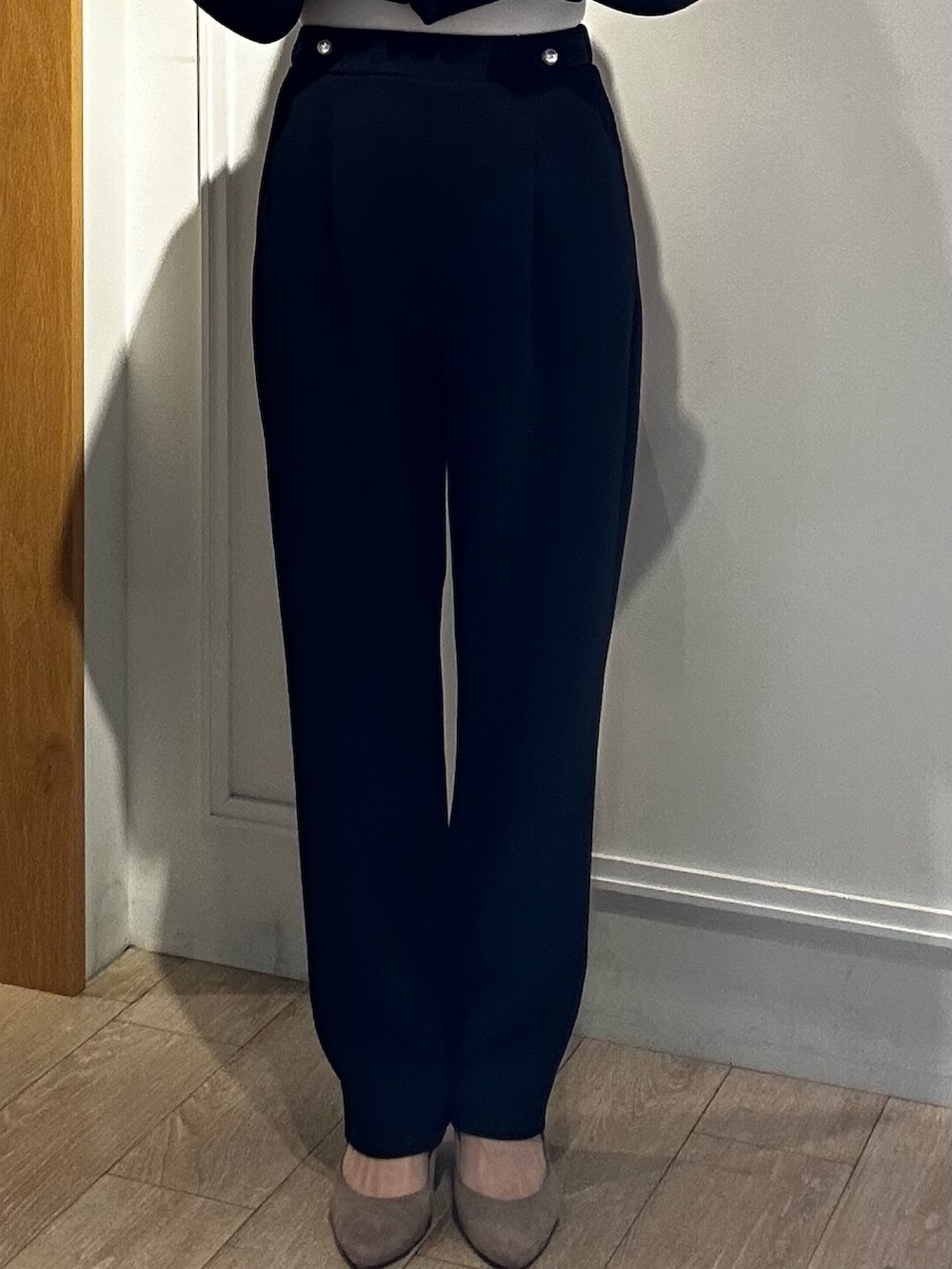 ブルー系のシャツ/ブラウス、ブルー系のその他パンツを着用したレディースの冬コーディネートの7枚目の写真