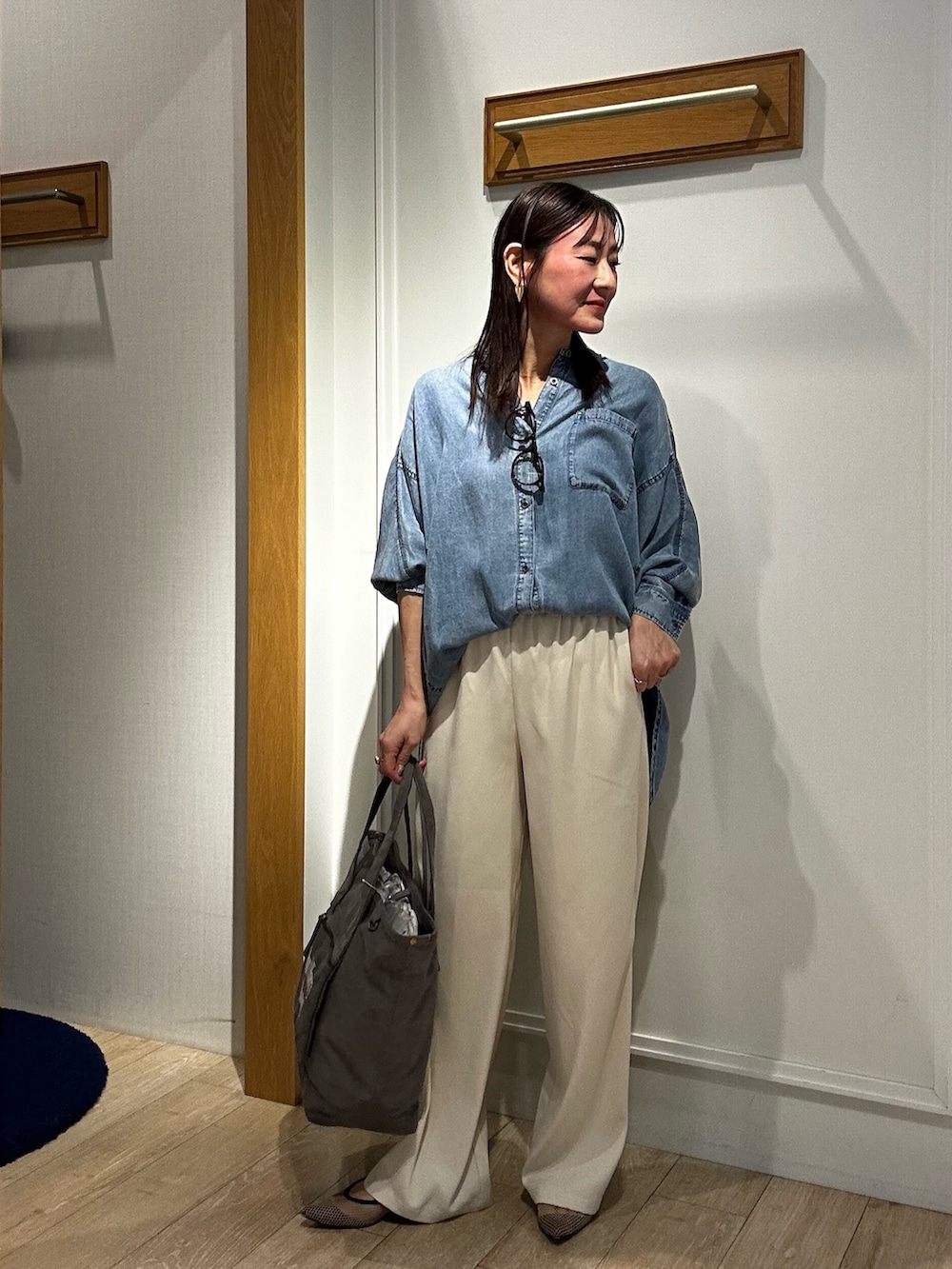 ブルー系のシャツ/ブラウス、ホワイト系のその他パンツ、ブルー系のその他アウターを着用したレディースの春コーディネートの6枚目の写真