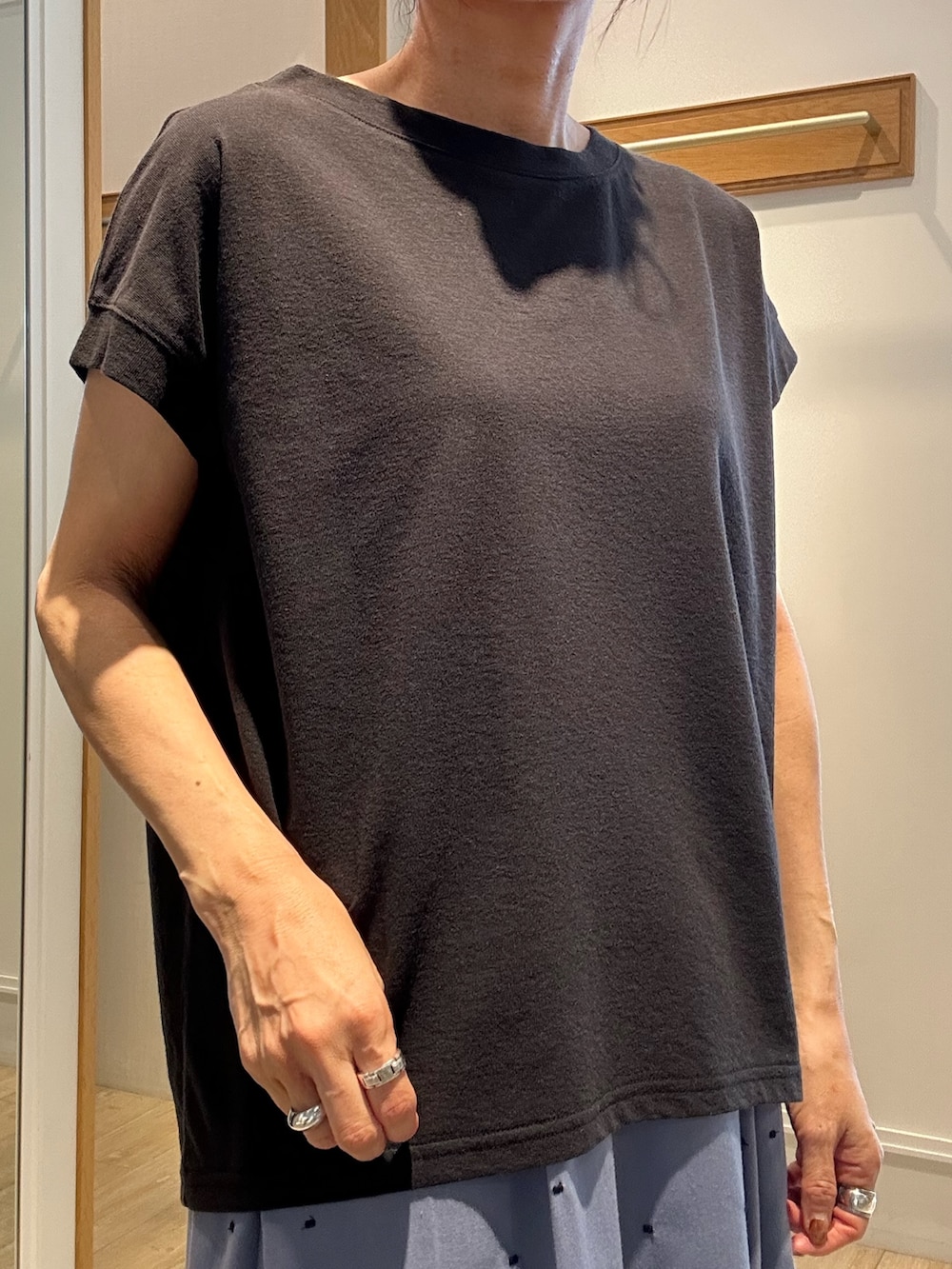 「サンダル、黒Tシャツ、低身長コーデ、春夏コーデ、大人カジュアルコーデ、楽チンコーデ、大人コーデ、夏、スカートコーデ、低身長女子、150cm台コーデ、大人カジュアル、大人ファッション、40代ファッション、ドットスカート」｜「fredy couleurのマチ付デザイン袖麻調カットT（Tシャツ/カットソー、ブラック系）」を使った、daimonさん（レディース・154cm）の夏コーディネートの6枚目の写真