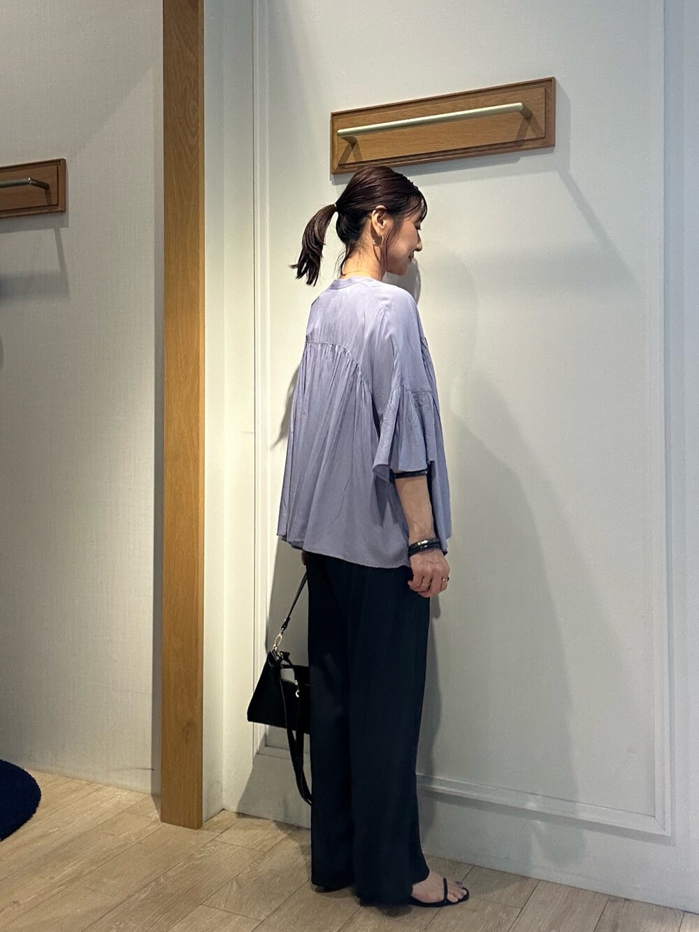 ブラック系のTシャツ/カットソー、ブラック系のその他パンツ、ブルー系のシャツ/ブラウスを着用したレディースの夏コーディネートの4枚目の写真