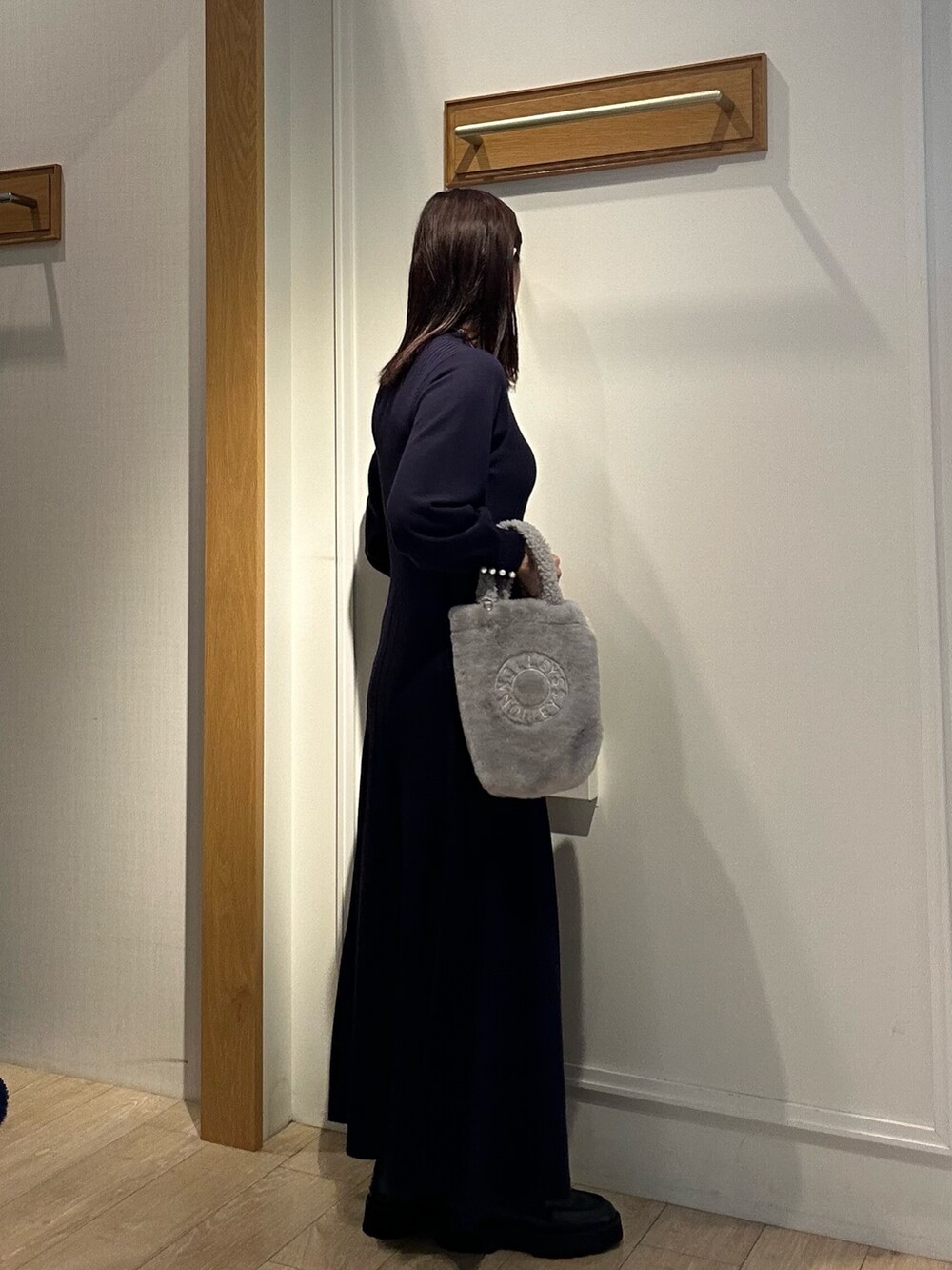 ブルー系のワンピース、グレー系のトートバッグ、ベージュ系のブルゾンを着用したレディースの秋コーディネートの3枚目の写真