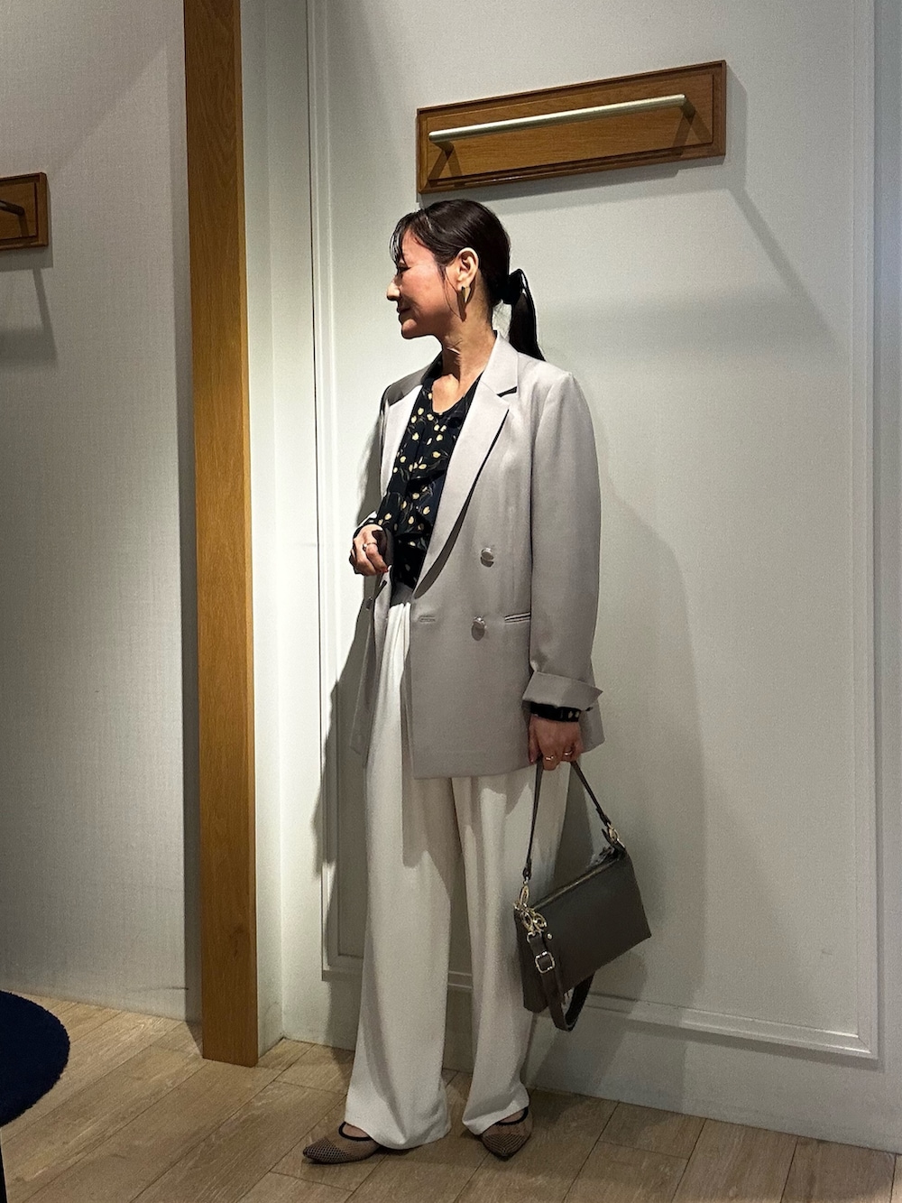 ベージュ系のテーラードジャケット、ブルー系のシャツ/ブラウス、ホワイト系のその他パンツを着用したレディースの春コーディネートの2枚目の写真