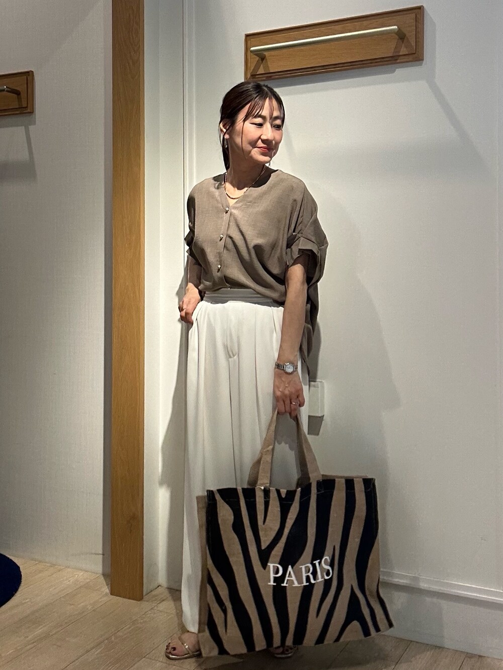 イエロー系のシャツ/ブラウス、ホワイト系のその他パンツを着用したレディースの春コーディネートの5枚目の写真