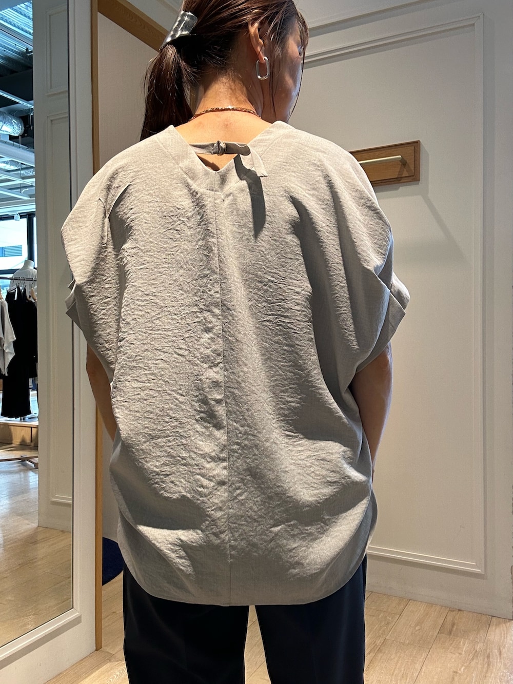 ベージュ系のシャツ/ブラウス、ブルー系のその他パンツ、ブラック系のショルダーバッグを着用したレディースの春コーディネートの7枚目の写真