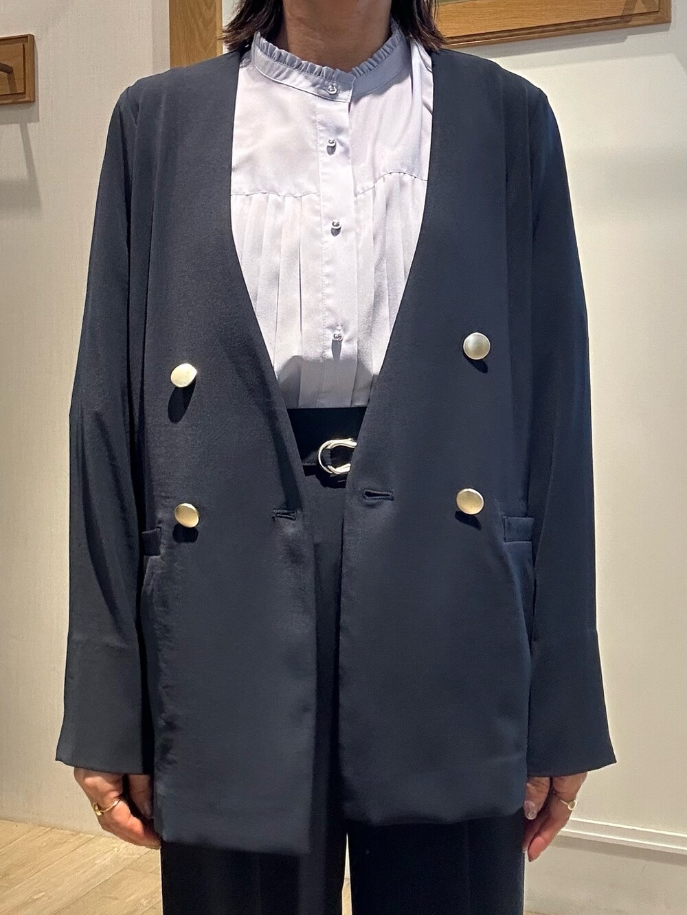 ブルー系のノーカラージャケット、ブルー系のシャツ/ブラウス、ブルー系のその他パンツを着用したレディースの夏コーディネートの5枚目の写真