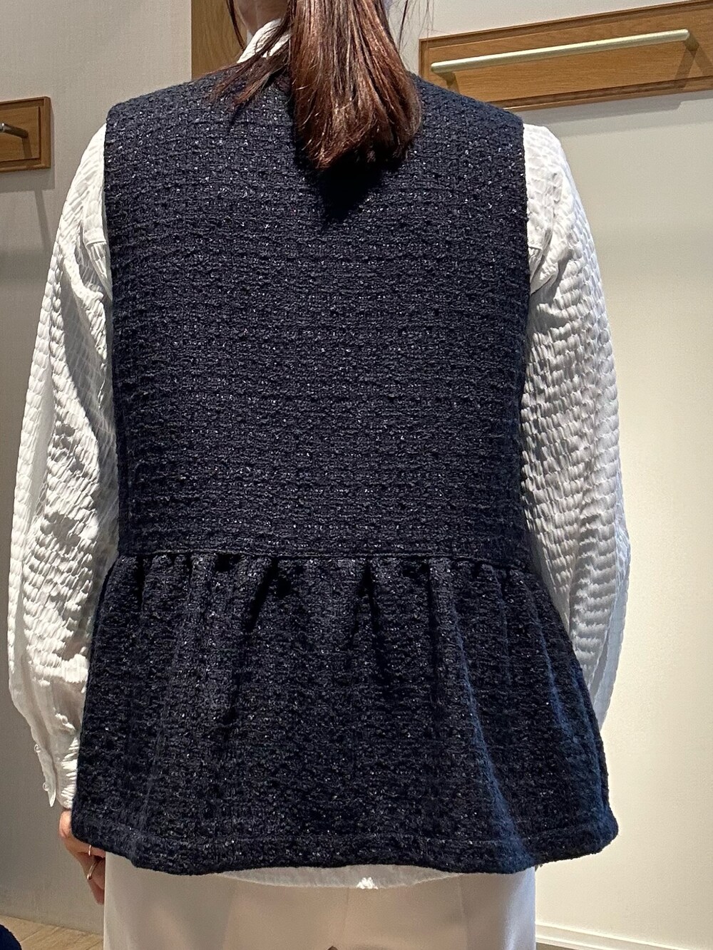 ブルー系のノーカラージャケット、ホワイト系のシャツ/ブラウス、ホワイト系のその他パンツを着用したレディースの冬コーディネートの6枚目の写真