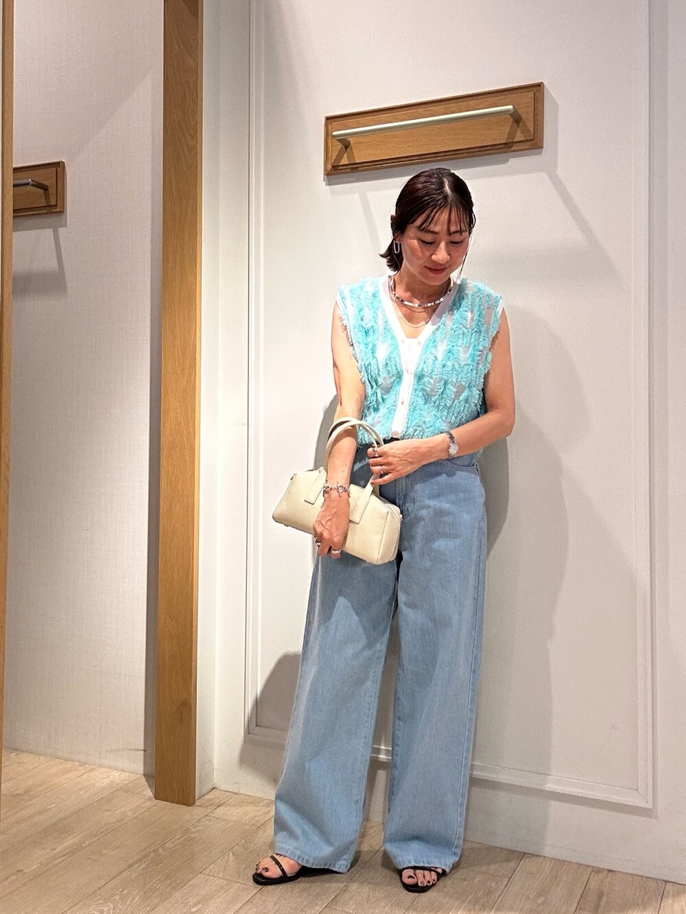 「ワイドパンツ、サンダル、デニム、夏ファッション、大人可愛い、パンツコーデ、低身長女子、カジュアルスタイル、オトナカジュアル、40代ファッション、ママファッション、低身長コーデ、デニムコーデ、ベストコーデ、ベストスタイル」｜「NOLLEY’Sの横長ボストン　チュールサブバック付き（ボストンバッグ、ホワイト系）」を使った、daimonさん（レディース・154cm）の春コーディネートの4枚目の写真