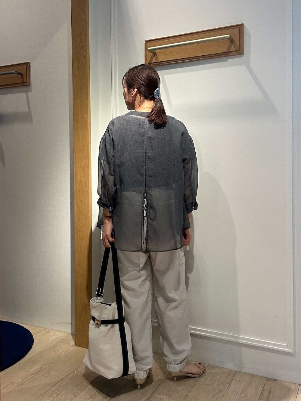ベージュ系のその他パンツ、ブラック系のTシャツ/カットソー、グレー系のシャツ/ブラウスを着用したレディースの春コーディネートの4枚目の写真
