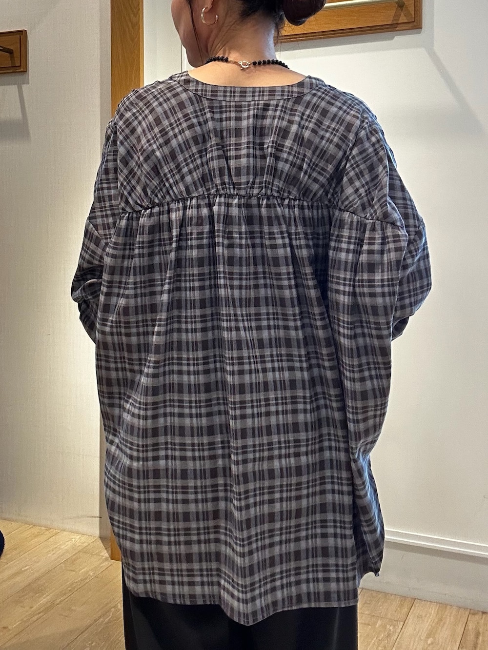 グレー系のシャツ/ブラウス、ブラウン系のその他パンツ、ブラック系のネックレスを着用したレディースの夏コーディネートの7枚目の写真