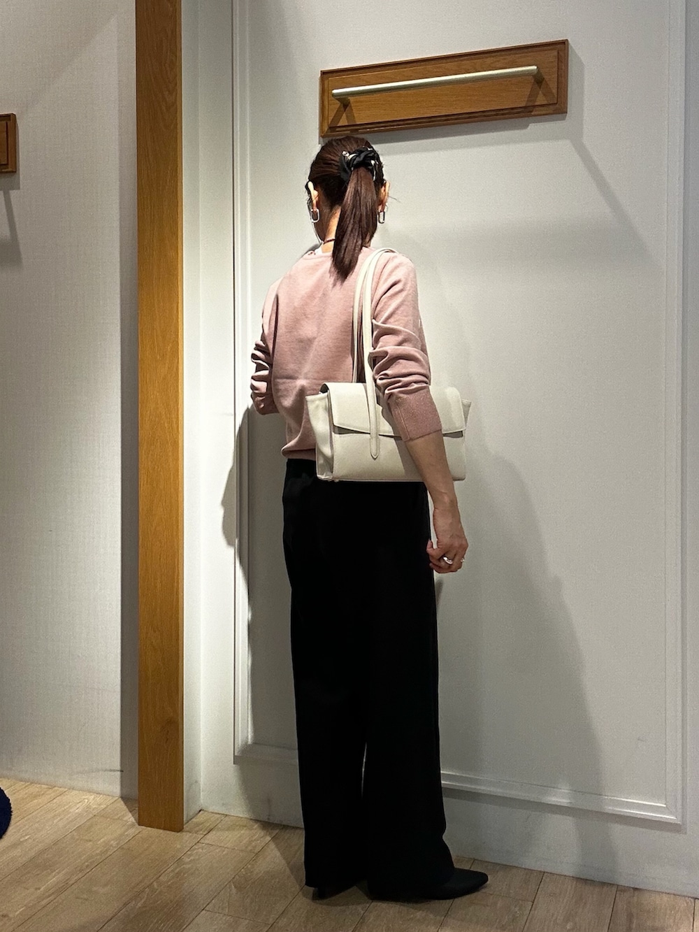 ブラック系のショルダーバッグ、ブラック系のその他パンツ、グレー系のブルゾンを着用したレディースの秋コーディネートの7枚目の写真