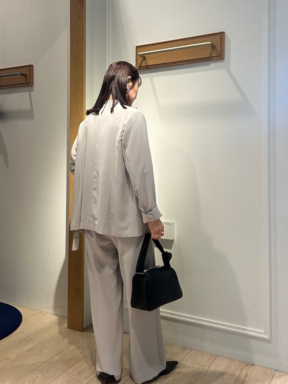 「春色、春めき満開コーデ、オトナ女子、着回しコーデ、キレイめ、春服、ママファッション、ベージュ、シャツコーデ、低身長コーデ、低身長女子、セットアップ、セットアップスタイル、40代ファッション、スーツスタイル」｜「MICO COULIERの《セットアップ対応》ハイストレッチカルゼワッシャーノーカラージャケット（ノーカラージャケット、ベージュ系）」を使った、daimonさん（骨格ナチュラル・レディース・154cm）の春コーディネートの2枚目の写真