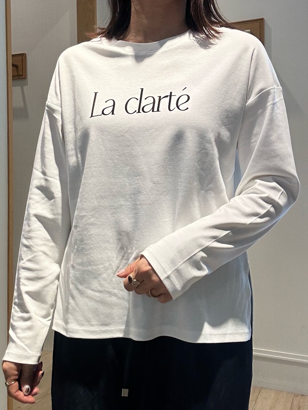 ブラウン系のシャツ/ブラウス、ブルー系のデニムパンツ、シルバー系のトートバッグを着用したレディースの秋コーディネートの9枚目の写真