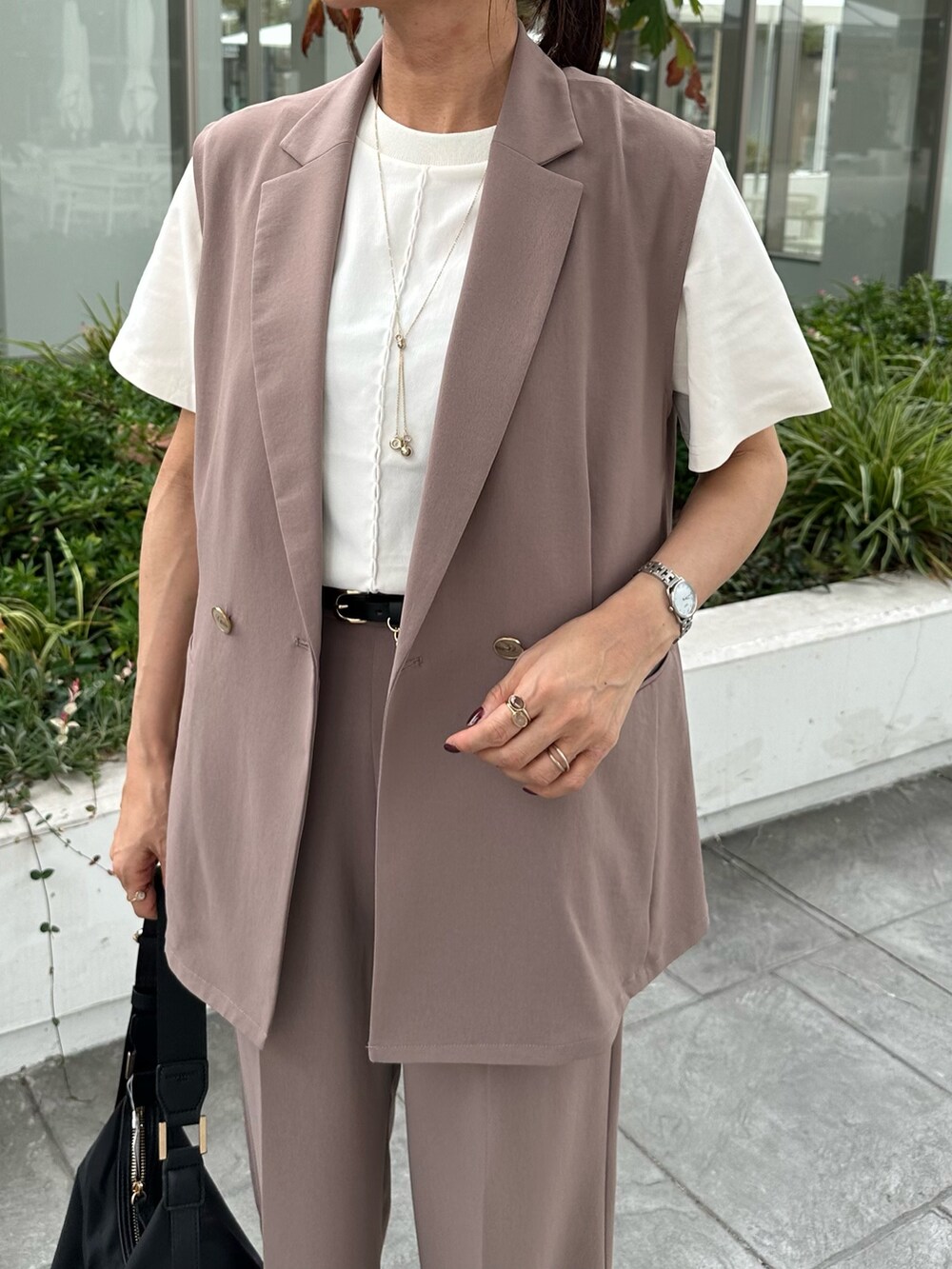 イエロー系のテーラードジャケット、イエロー系のその他パンツ、ホワイト系のTシャツ/カットソーを着用したレディースの夏コーディネートの5枚目の写真