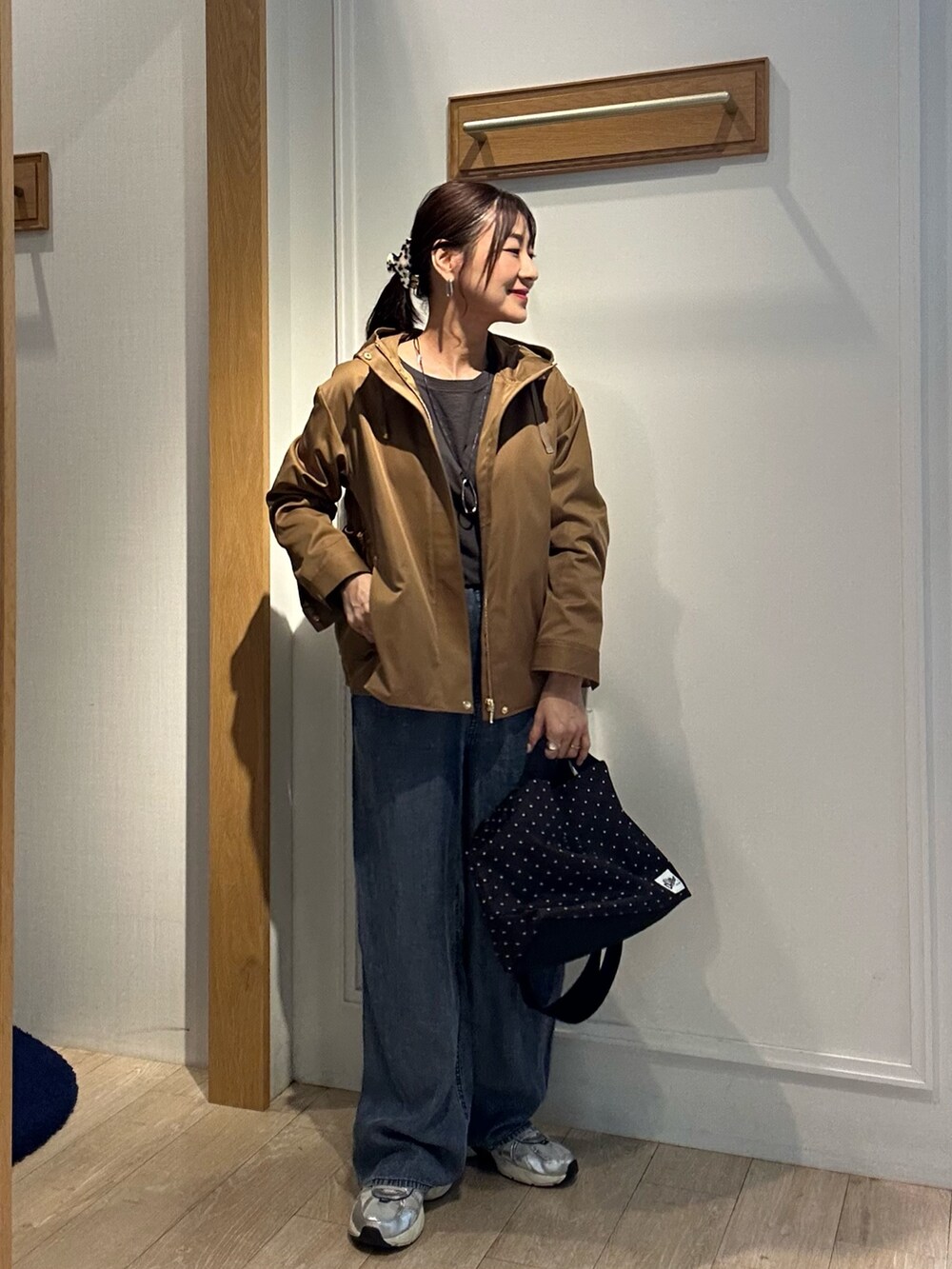 グレー系のTシャツ/カットソー、ブルー系のデニムパンツ、ブラウン系のブルゾンを着用したレディースの秋コーディネートの3枚目の写真