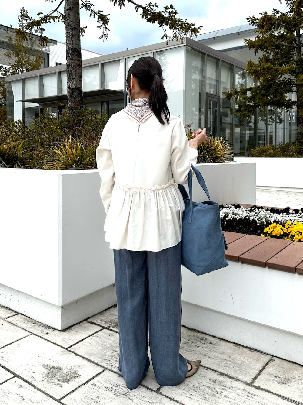 ブルー系のその他パンツ、ブルー系のトートバッグ、ホワイト系のシャツ/ブラウスを着用したレディースの春コーディネートの10枚目の写真