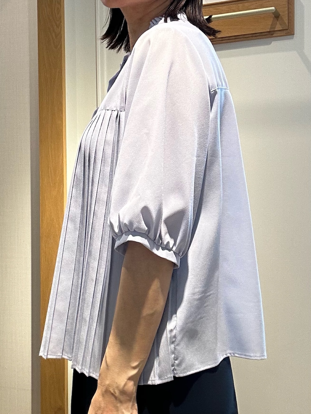 ブルー系のシャツ/ブラウス、ブルー系のその他パンツ、ブルー系のノーカラージャケットを着用したレディースの夏コーディネートの7枚目の写真