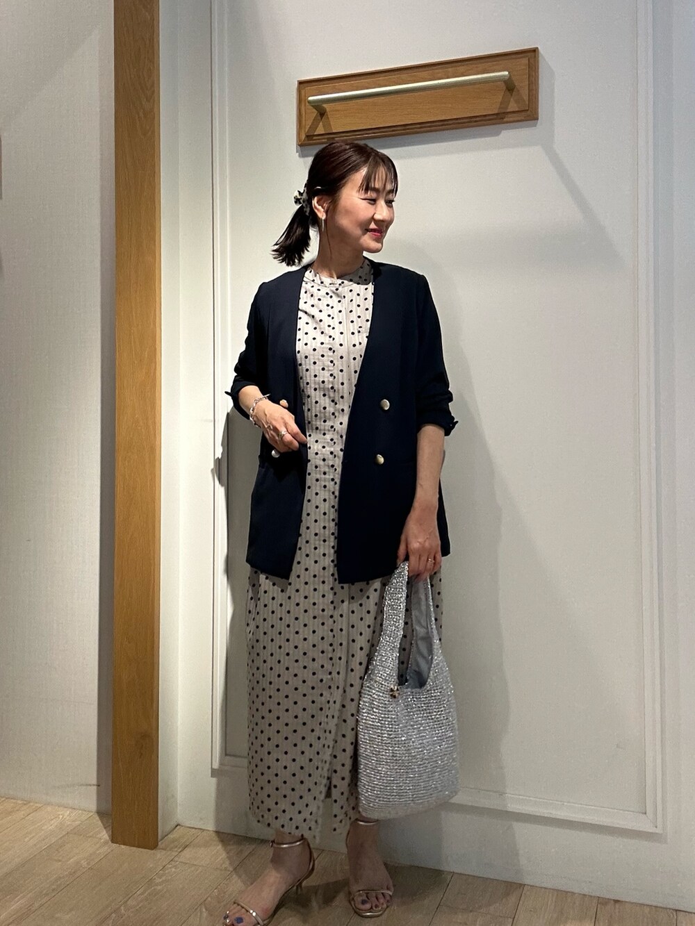 ベージュ系のワンピース、ブルー系のノーカラージャケット、グレー系のTシャツ/カットソーを着用したレディースの夏コーディネートの9枚目の写真