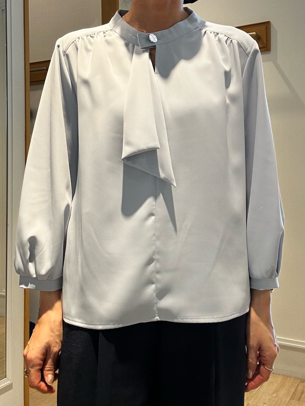 ブルー系のノーカラージャケット、ブルー系のその他パンツ、ブルー系のシャツ/ブラウスを着用したレディースの春コーディネートの9枚目の写真