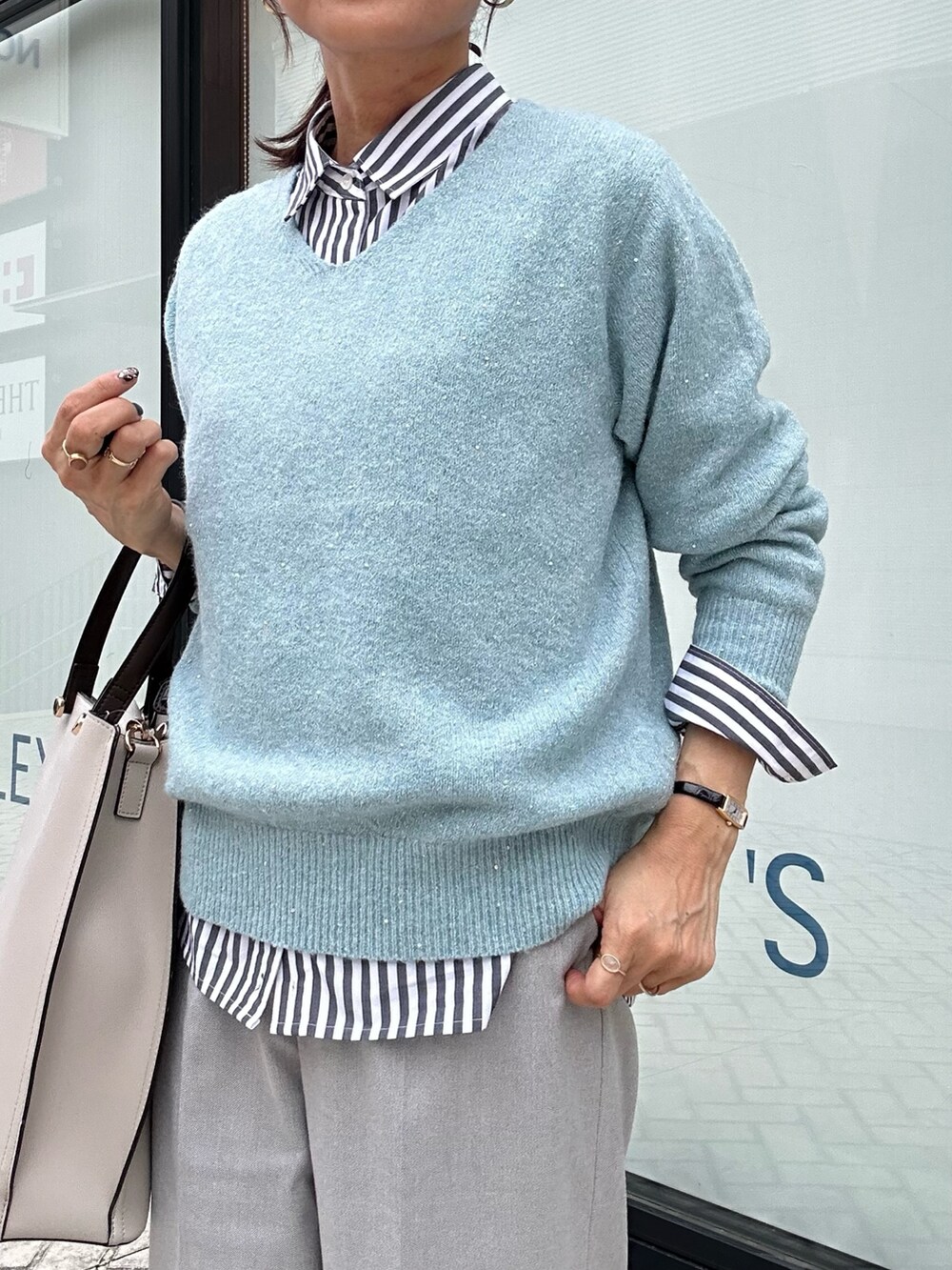 ブルー系のニット/セーター、グレー系のその他パンツ、ブラック系のシャツ/ブラウスを着用したレディースの秋コーディネートの6枚目の写真