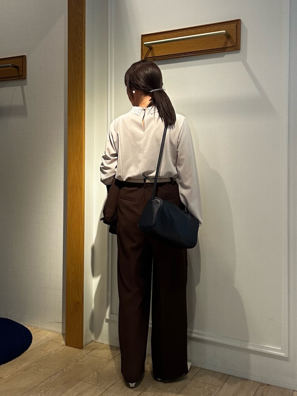 ブラック系のショルダーバッグ、ベージュ系のシャツ/ブラウス、ブラウン系のノーカラージャケットを着用したレディースの春コーディネートの2枚目の写真