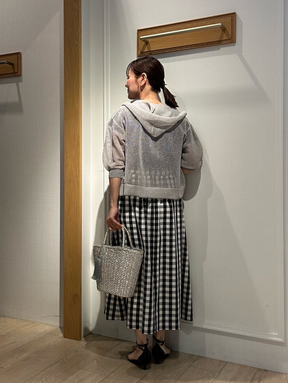 「サンダル、お出かけコーデ、夏服コーデ、大人コーデ、今日のコーデ、キレイめカジュアル、ワンピースコーデ、シンプルカジュアル、オフィススタイル、授業参観日コーデ、低身長女子、ワンピーススタイル、チェックワンピース、チェックワンピ、低身長コーデ」｜「NOLLEY’Sの2wayCLASSICショルダーバッグM（ショルダーバッグ、ブラック系）」を使った、daimonさん（レディース・154cm）の春コーディネートの10枚目の写真