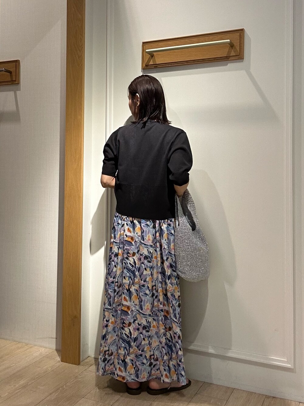 ブルー系のワンピース、グレー系のニット/セーター、ブラウン系のサンダルを着用したレディースの夏コーディネートの9枚目の写真