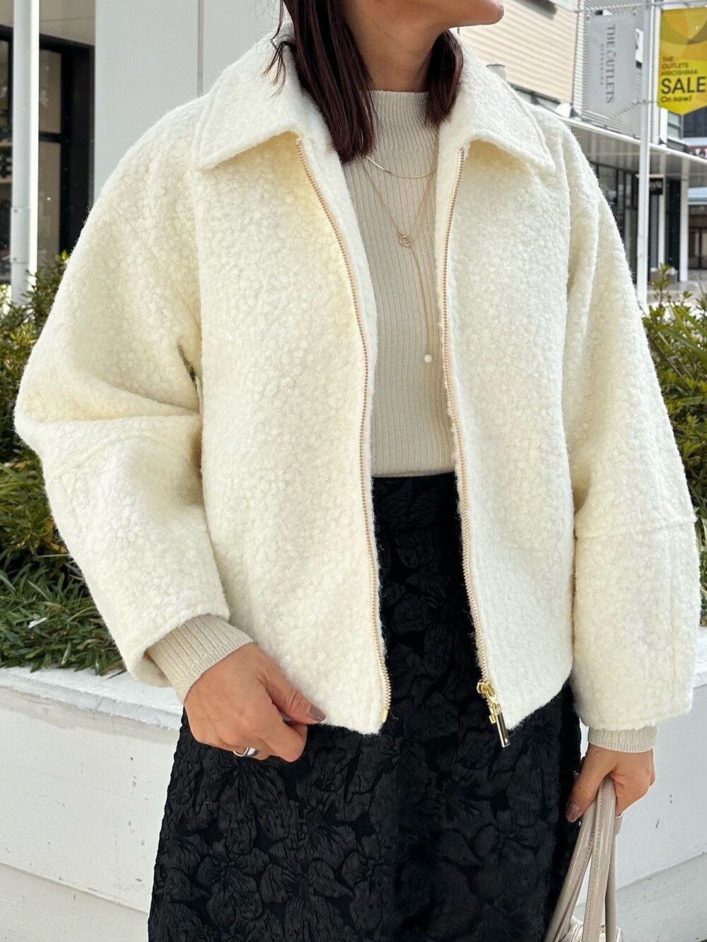 「冬アウター、オトナ女子、冬のコーデ、キレイめカジュアル、大人女子、スカートコーデ、お出かけコーデ、ホワイト、低身長女子、セレモニー、低身長コーデ、40代ファッション、きちんとスタイル、ジャガードスカート、ジャガード」｜「MICO COULIERのフライス編みナッピングジャケット（ブルゾン、ホワイト系）」を使った、daimonさん（骨格ナチュラル・レディース・154cm）の冬コーディネートの4枚目の写真