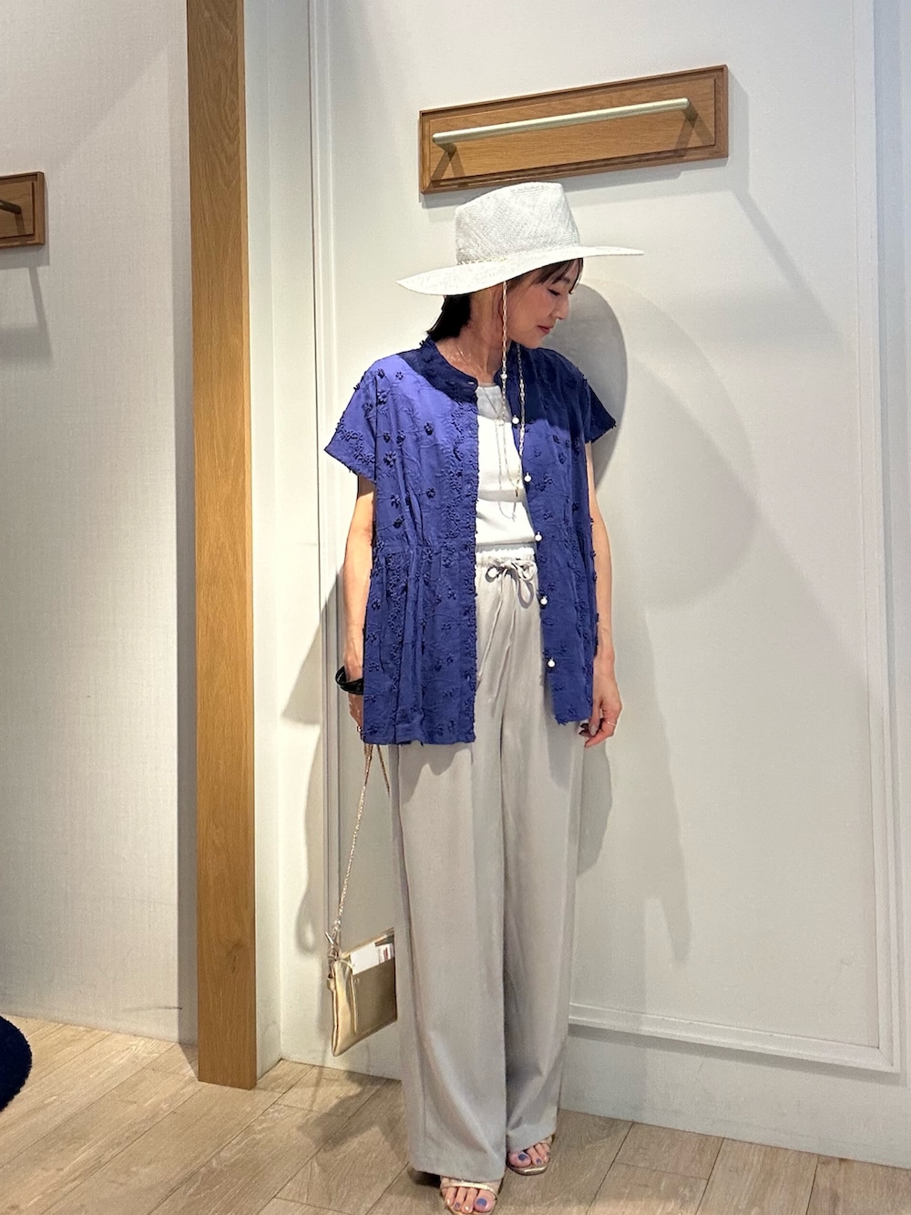 「夏ルックで気分アップ、カラーコーデ、テーマパークコーデ、麦わら帽子、シンプルコーデ、夏コーデ、ショルダーバッグ、お出かけコーデ、フェススタイル、レイヤードスタイル、オトナカジュアル、夏ファッション、ゆるコーデ、低身長コーデ、低身長女子」｜「MICO COULIERのラメテレコタンクトップ（Tシャツ/カットソー、ホワイト系）」を使った、daimonさん（レディース・154cm）の夏コーディネートの4枚目の写真