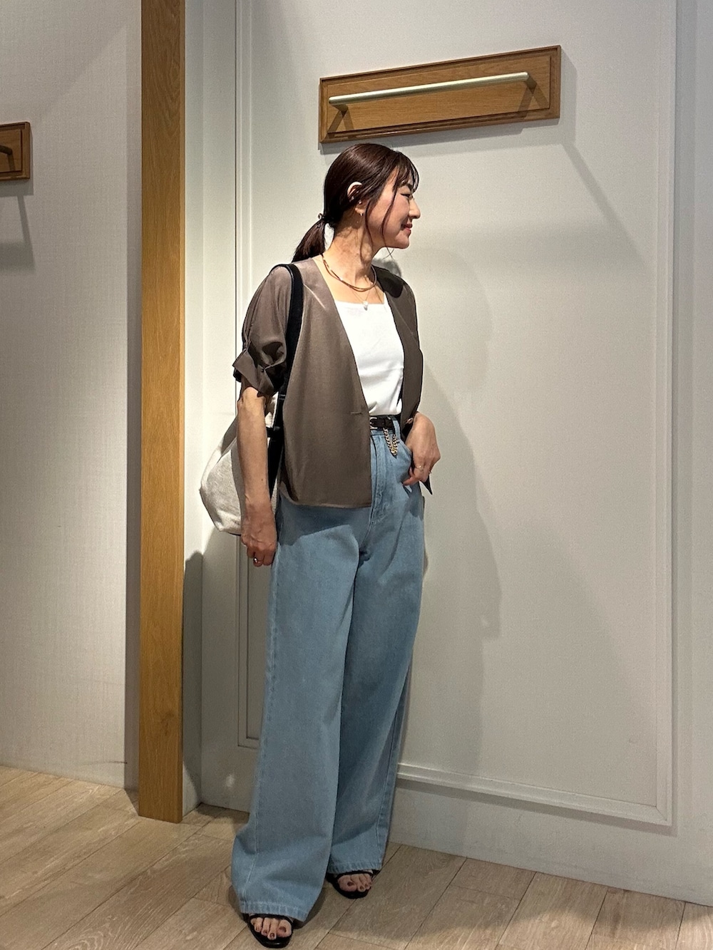 グリーン系のその他パンツ、ブラウン系のサンダル、グリーン系のノーカラージャケットを着用したレディースの夏コーディネートの9枚目の写真