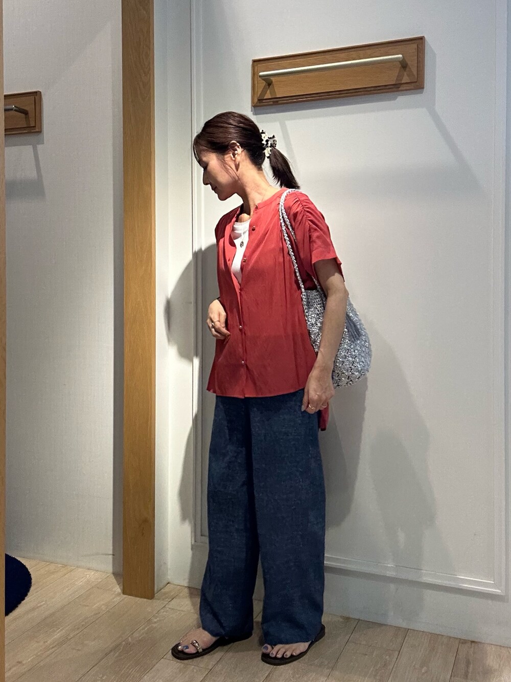 レッド系のシャツ/ブラウス、ホワイト系のTシャツ/カットソー、ブルー系のその他パンツを着用したレディースの夏コーディネートの3枚目の写真