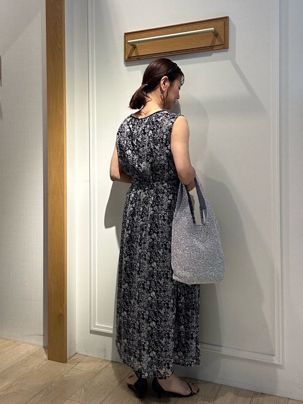 ブラック系のワンピース、ブラック系のノーカラージャケット、ブラック系のサンダルを着用したレディースの夏コーディネートの10枚目の写真