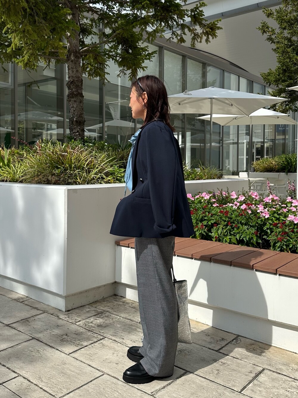 ブルー系のテーラードジャケット、ブルー系のシャツ/ブラウス、グレー系のその他パンツを着用したレディースの秋コーディネートの4枚目の写真