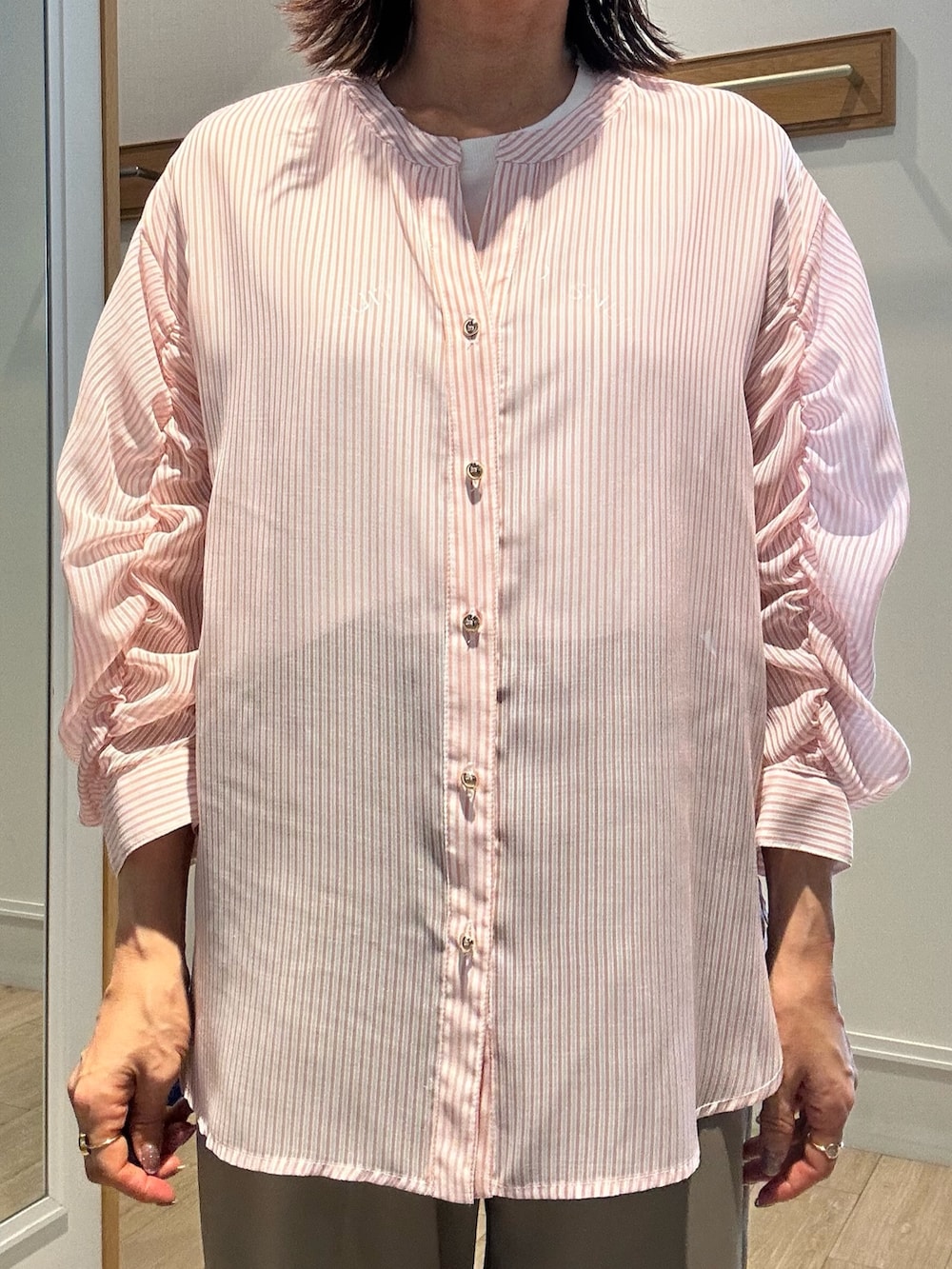 「白Tシャツ、シアートップス、夏コーデ、シャツスタイル、お出かけコーデ、休日スタイル、カラーコーデ、夏ファッション、楽チンコーデ、きれいめコーデ、レディースファッション、ストライプシャツ、低身長コーデ、低身長女子、40代ファッション」｜「NOLLEY'S LIGHTのシアー細ストライプギャザースリーブブラウス（シャツ/ブラウス、イエロー系）」を使った、daimonさん（レディース・154cm）の夏コーディネートの5枚目の写真