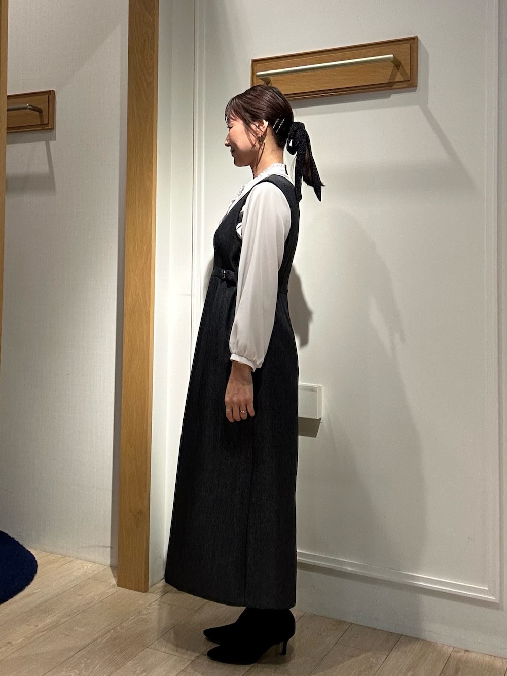 ベージュ系のシャツ/ブラウス、グレー系のワンピース、ホワイト系のカーディガン/ボレロを着用したレディースの秋コーディネートの2枚目の写真