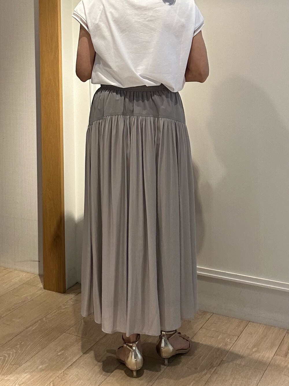 ホワイト系のTシャツ/カットソー、ベージュ系のスカート、ホワイト系のブルゾンを着用したレディースの春コーディネートの9枚目の写真