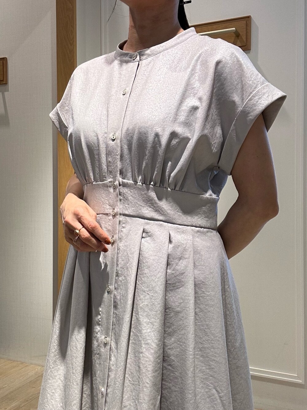 「オトナ女子、春服コーデ、大人ファッション、夏コーデ、夏ファッション、大人可愛い、授業参観日コーデ、ワンピース、ワンピーススタイル、箔、箔プリント、低身長、低身長コーデ、低身長女子、150cm台コーデ」｜「MICO COULIERの箔タンブラーワンピース（ワンピース、グレー系）」を使った、daimonさん（骨格ナチュラル・レディース・154cm）の春コーディネートの4枚目の写真