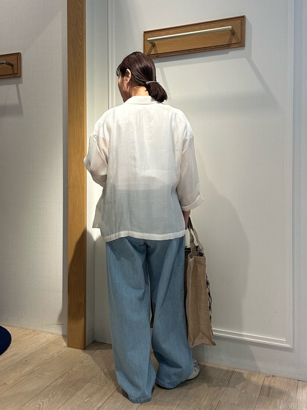 ホワイト系のテーラードジャケット、ホワイト系のTシャツ/カットソー、ブルー系のデニムパンツを着用したレディースの春コーディネートの4枚目の写真