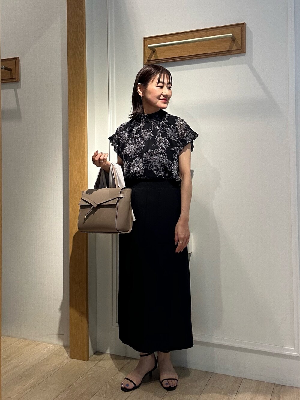 ブラック系のサンダル、ブラック系のシャツ/ブラウス、ベージュ系のノーカラージャケットを着用したレディースの夏コーディネートの4枚目の写真