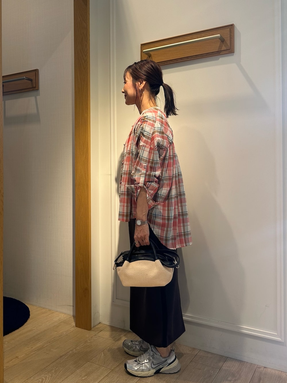 レッド系のシャツ/ブラウス、ベージュ系のTシャツ/カットソー、ブラウン系のスカートを着用したレディースの夏コーディネートの2枚目の写真