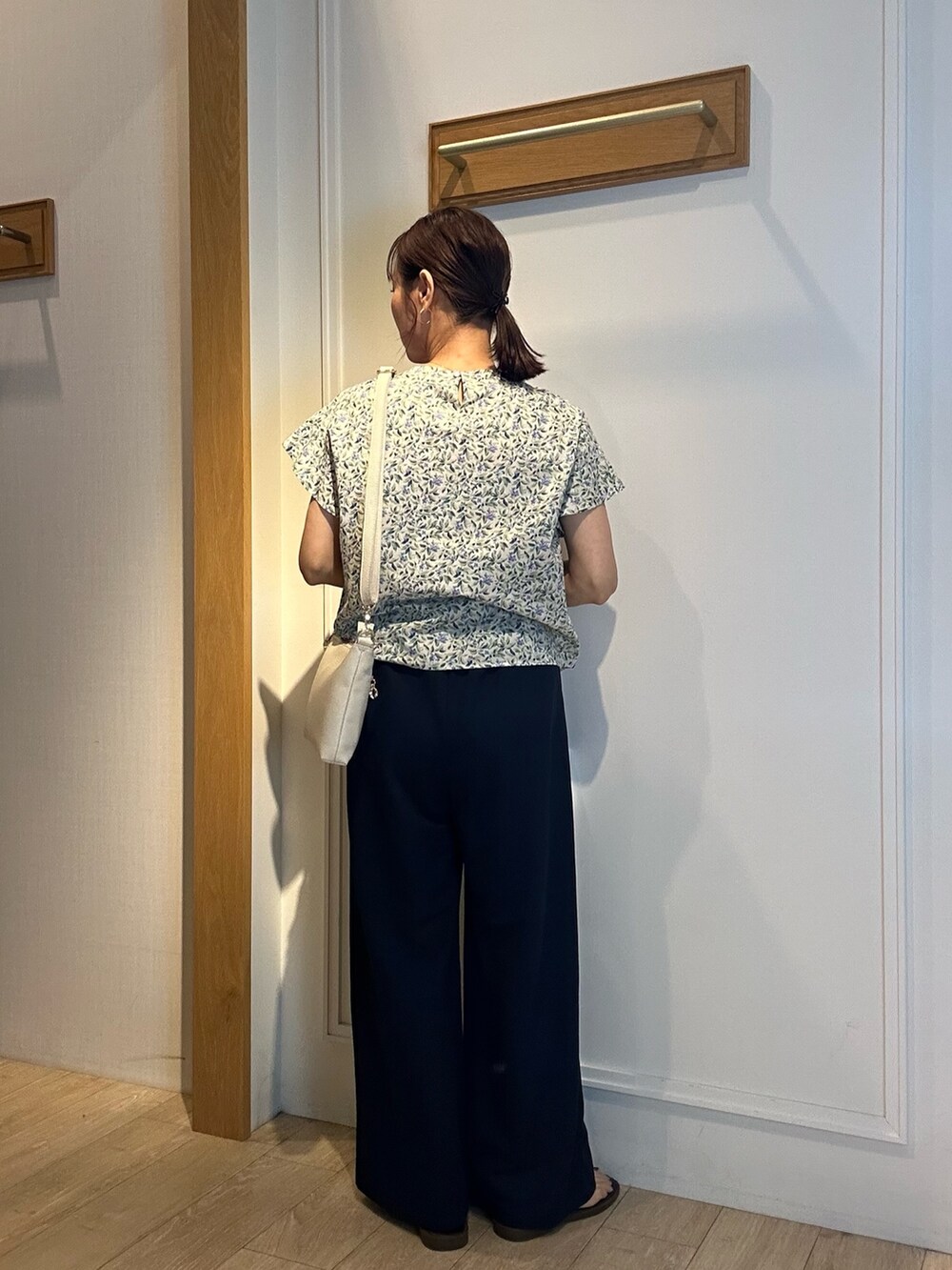 ブルー系のその他パンツ、グリーン系のシャツ/ブラウス、ゴールド系のネックレスを着用したレディースの春コーディネートの4枚目の写真