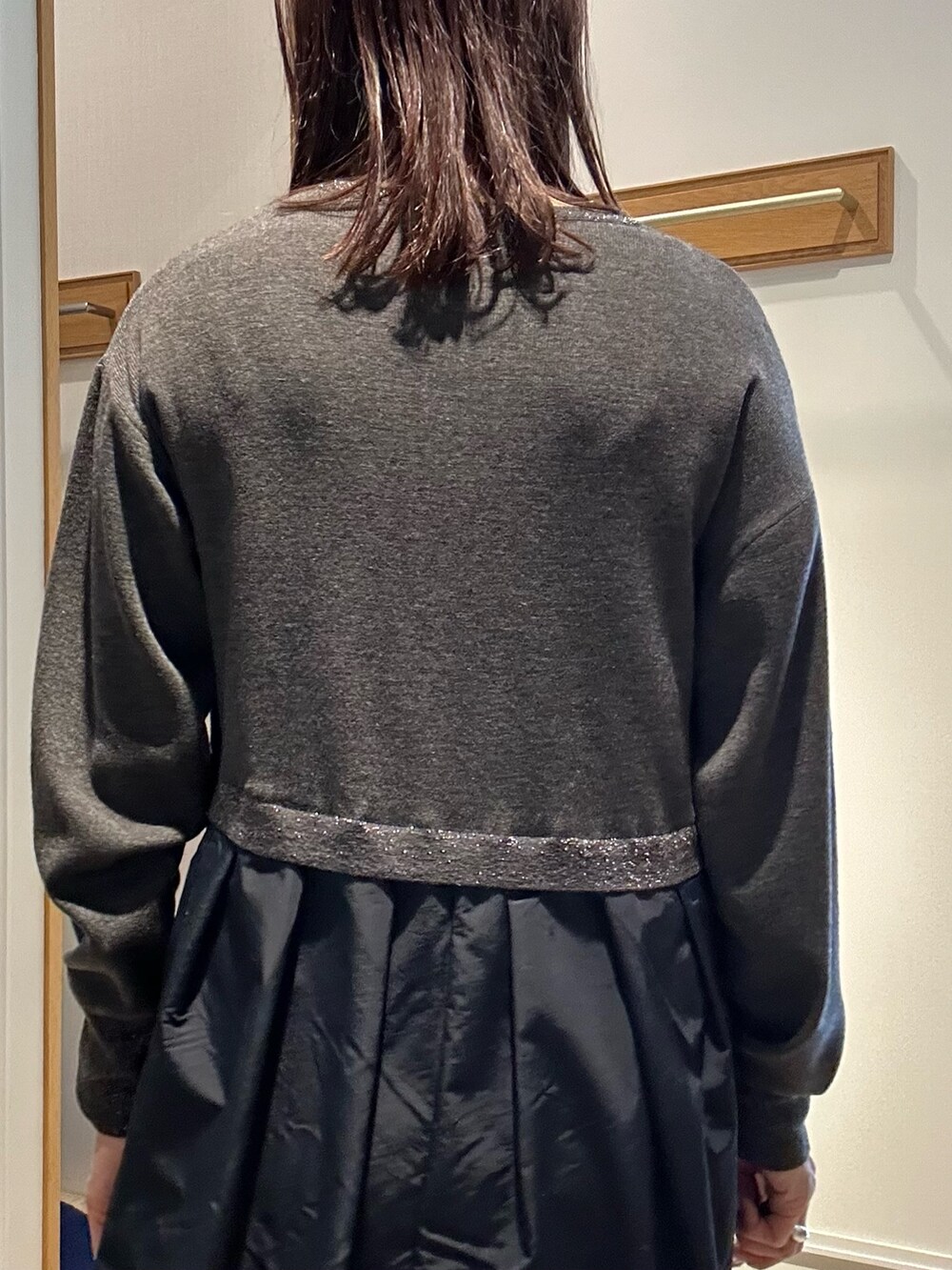 グレー系のワンピース、ゴールド系のショルダーバッグを着用したレディースの冬コーディネートの6枚目の写真